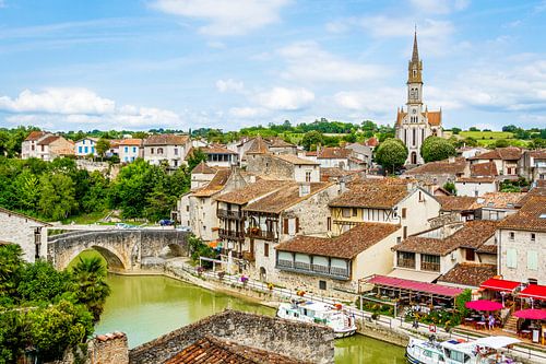 Stadsgezicht rond groen gekleurde rivier