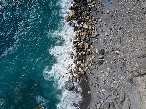 Rotsachtig strand van Droning Dutchman