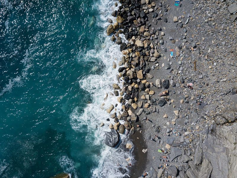 Rotsachtig strand van Droning Dutchman