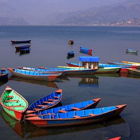 Boten op het Phewa meer, Pokhara, Nepal van aidan moran