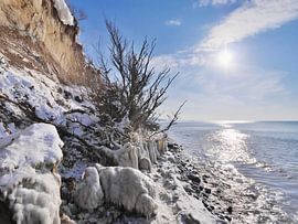 Gefrorener Strand – Steilküste Hohes Ufer, Ahrenshoop, Darß von Jörg Hausmann