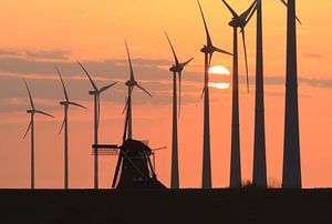 Coucher de soleil sur un moulin à vent