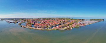 Lucht panorama van de stad Enkhuizen aan het IJsselmeer in Nederland van Eye on You