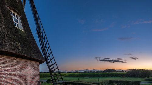 De molen met zonsondergang