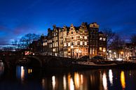 Verlichte grachtenpanden in de schemering in Amsterdam van iPics Photography thumbnail
