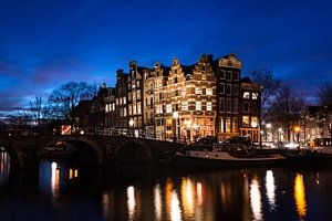 Verlichte grachtenpanden in de schemering in Amsterdam van iPics Photography