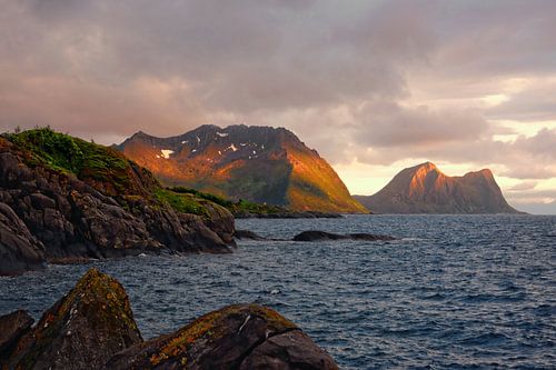 Senja's bergen in de gloed van de middernachtzon - Noorwegen Senja