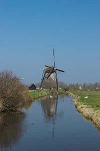 Schöne Windmühle in Kinderdijk mit einer schönen Spiegelung im Wasser