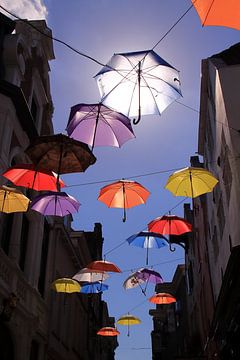 Regenschirme in der Luft von Bobsphotography