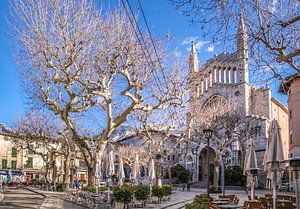 Placa Constitucio und die Kathedrale San Barthomeu in Soller, Mallorca