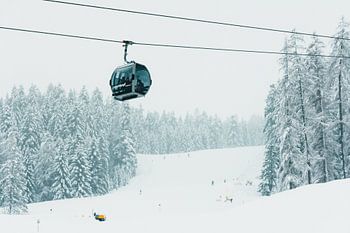 Skipiste in Österreich mit Neuschnee