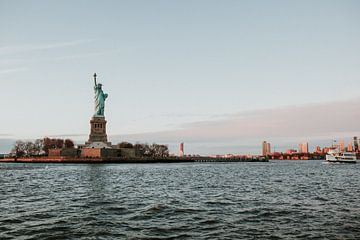 Freiheitsstatue während der Golden Hour / Sonnenuntergang | New York City, USA von Trix Leeflang