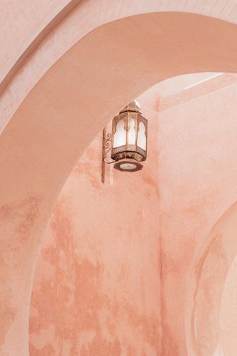Blush muur en lantaarn in Marrakesh van Leonie Zaytoune