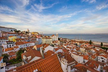 Lissabon uitzicht over de daken vanaf Miradouro das Portas do Sol van Michèle Huge