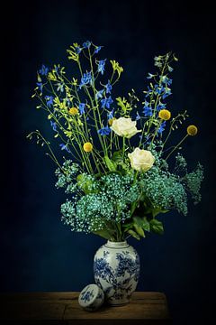Modern Stilleven: Bloemen in Delfts blauwe vaas