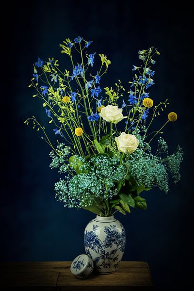 Modernes Stillleben: Blumen in Blau von Marjolein van Middelkoop