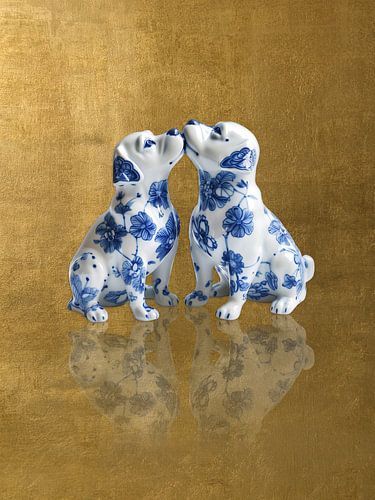 Delft blue kissing couple dogs, Beagle on gold look background