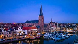 Avondlicht rond de Sint-Michaëlkerk in Harlingen Friesland van Eye on You