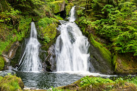 Een uitzicht op de prachtige Triberg-waterval in het Zwarte Woud