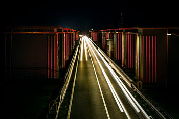 De Afsluitdijk in de avond