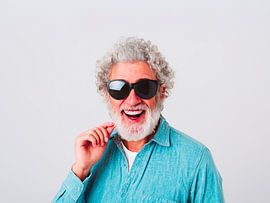 Grappige oude man met zonnebril