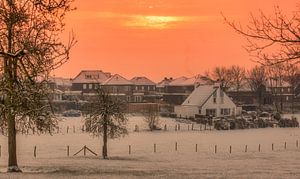 Zonsopkomst boven een besneeuwd  Simpelveld van John Kreukniet