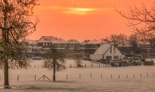 Zonsopkomst boven een besneeuwd  Simpelveld