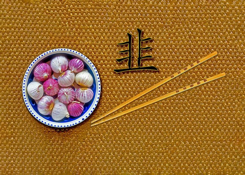Chinesischer Knoblauch und Essstäbchen von Leopold Brix