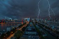 De skyline van Rotterdam met bliksem boven het stadscentrum van MS Fotografie | Marc van der Stelt thumbnail