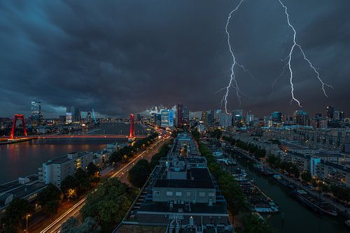 De skyline van Rotterdam met bliksem boven het stadscentrum