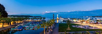 Panorama haven Konstanz aan het Bodenmeer in de avond van Werner Dieterich