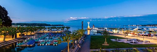 Panorama haven Konstanz aan het Bodenmeer in de avond