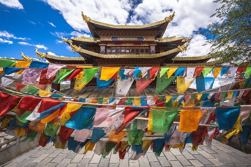 Drapeaux de prière accrochés devant un temple à Shangri-La City (Chine). par Claudio Duarte