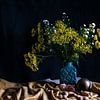 Stilleven met blauwgroene vaas, gele bloemen en goudkleurig doek van Marianne van der Zee