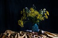 Stilleven met blauwgroene vaas, gele bloemen en goudkleurig doek van Marianne van der Zee thumbnail