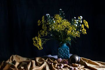 Stilleben einer blau-grünen Vase mit gelben Blumen auf goldfarbener Leinwand. von Marianne van der Zee