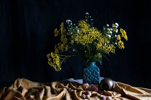 Stilleven met blauwgroene vaas, gele bloemen en goudkleurig doek