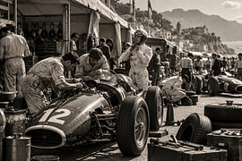 Mechaniker in der Boxengasse der 1950er Jahre – Rennvorbereitung in Sepia von MARTINA KUSUMA DEWI