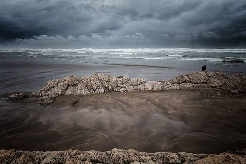 Het strand bij Casablanca in Marokko tijdens een storm