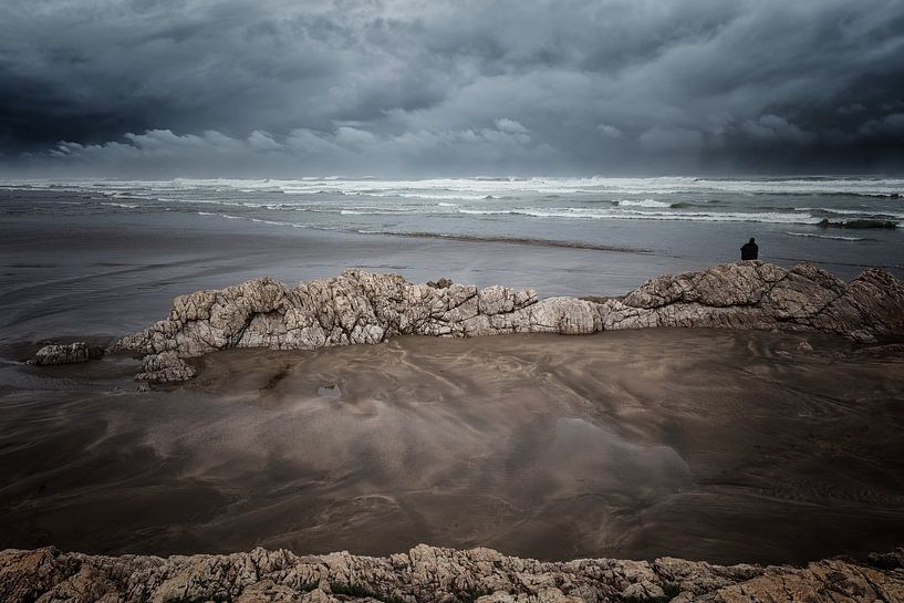 Het strand bij Casablanca in Marokko tijdens een storm van Bas Meelker