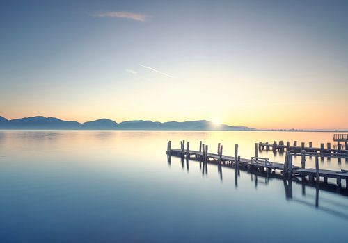 Drie aanlegsteigers bij zonsopgang. Massaciuccoli meer, Toscane