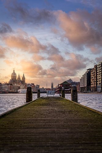 Pier die uitkijkt op de Basiliek van de Heilige Nicolaas en Amsterdam