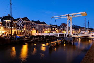 Thorbeckegracht in Zwolle in the evening with the Pelserbrugje bridge by Merijn van der Vliet