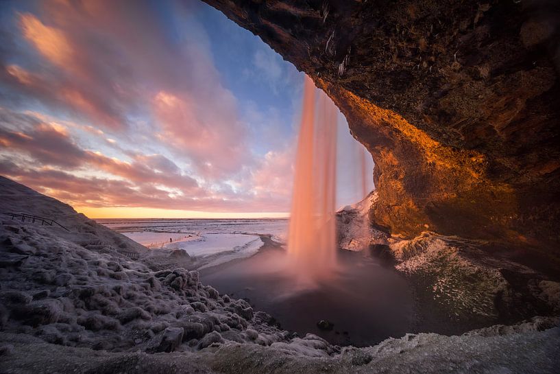 Seljalandsfoss cave by Wojciech Kruczynski