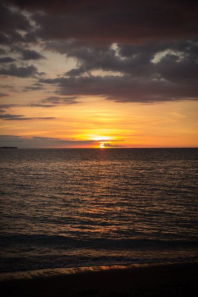 Sunset on Lombok in Indonesia by Esther esbes - kleurrijke reisfotografie