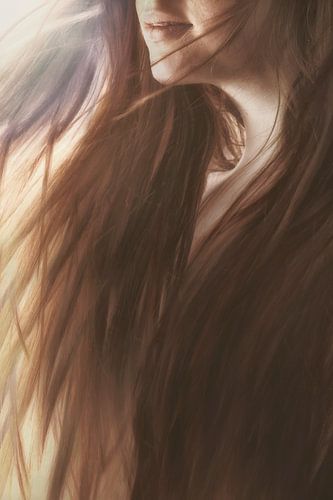 Betoverende Zomerfoto: Vrouw in de Zomerbries – Sereniteit en Warmte Onder de Zon