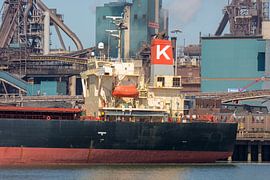 Ships in the port of IJmuiden by scheepskijkerhavenfotografie