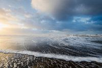 Kleurrijke luchten en goudlicht boven de Noordzee, bij Bloemendaal (Noord-Holland)