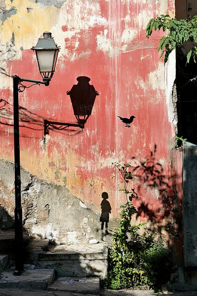 Jeu d'ombres sur un mur - Un paysage urbain poétique plein de lumière et d'histoires par BowiScapes Art Abstrait  et digital