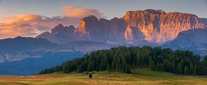 Panoramaaufnahme eines Sonnenaufgangs auf der Seiser Alm
